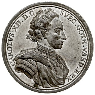 Karol XII, odbitka w cynie medalu sygnowanego MB (M Brunner medalier z Norymbergii) wybitego w 1714 r. z okazji szczęśliwego powrotu króla do Stralsundu, po jego wydaleniu z Turcji, Aw: Popiersie Karola w prawo i napis wokoło CAROLVS XII D G - SVEC GOTH VAND REX, Rw: Lew kroczący w prawo na tle pejzażu, powyżej wschodzący księżyc i wyobrażenie gwiazdozbioru Wielkiej Niedźwiedzicy, napis wokoło POST TVTA SILENTIA LVNAE EMICAT & PRODIT (w napisie chronograf daty 1714), w odcinku mNOV, cyna 35.6 mm, zbiór Hildebrand 169, zanitowany otwór, ale dość dobry stan zachowania