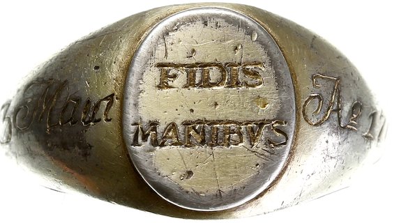 sygnet patriotyczny z napisem D 3 Maia FIDES MANIBVS Ao 1791 (Dnia 3 Maja Wiernym Rękom Roku 1791), srebro złocone 9.52 g, Wanda Bigoszewska