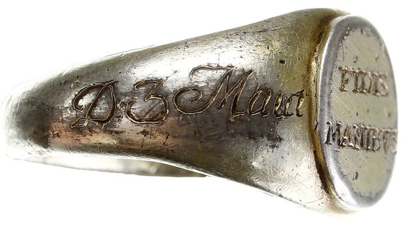 sygnet patriotyczny z napisem D 3 Maia FIDES MANIBVS Ao 1791 (Dnia 3 Maja Wiernym Rękom Roku 1791), srebro złocone 9.52 g, Wanda Bigoszewska