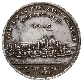 Fryderyk II, zdobycie Pragi w 1744 r. - medal autorstwa Kittel’a, Aw: Widok miasta nad nim napis PRAG, a wokoło VON K M IN PREVSSEN EROBERT / D 16 SEPT 1744, w odcinku ZVM DRITTEN MAHL / IN 3 JAHREN, Rw: Pod symbolami wojskowymi z rokokowymi wstęgami poziomy napis DIE / WELCHE SIEGES FAHNEN...., srebro 32 mm, 10.78 g, F.u.S. 4289, Olding 551, liczne rysy w tle, patyna, rzadki