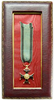 Krzyż Kawalerski Orderu Wojska Polskiego, wykonanie francuskie po 1831 roku, dęty” w złocie 34.3 x 26.2 mm, 6.36 g, ozdobne zawieszenie w postaci liści zwieńczonych przewierconą kulką, wstążka z epoki, bardzo ładnie wykonany i zachowany, z nieznacznymi ubytkami emalii, odznaczenie z aukcji ANPN 3/339