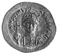 solidus, Aw: Popiersie cesarza w zbroi i diademie na głowie i napis D N IVS-TINIANVS PP AVG, Rw: V..