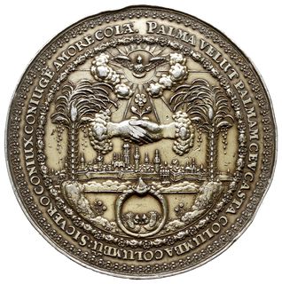 medal autorstwa Jana Höhna starszego z serii tzw. profanum, połowa XVII w., Aw: Dwie postacie - mężczyzna z łopatą i kobieta z kądzielą - skute łańcuchem i przytrzymywane przez Amora, nad nimi na ołtarzu dwa gorejące serca i ręka boska z łukiem, wokoło CONIUGIUM FOECUNDAT AMOR LABOR ATQ SECUNDAT DITATIDEM COELO GRATIA LAPSA DE, Rw: Dwie wyłaniające się z chmur dłonie w uścisku trzymające kwiat ponad panoramą Gdańska, po bokach palmy, u góry gołąbek pokoju na tle promienistego słońca, pod panoramą pierścień z dwoma gołębiami, wokoło PALMA VELUT PALMAM CEV CASTA COLUMBA COLUMBUM SIC VERO CONIUX CONIUGEM AMORE COLAT, H-Cz. 2351, Voss. 958, Gumowski 44 (te same stemple), srebro 69 mm, 74.68 g, sygnatura IH na szpadlu, medal powstał na wzór medalu Sebastiana Dadlera (Maue 152, Więcek 101), stare ogniowe złocenie z wytarciami, uderzenia w tle, miejscami defekty obrzeża