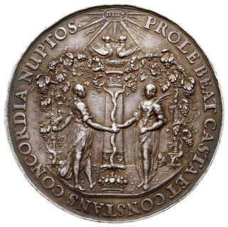 medal zaślubinowy autorstwa Jana Höhna, Aw: Mężczyzna i kobieta podają sobie ręce, pomiędzy nimi Amorek postać dziecka, po bokach napis MANUS MANUM LAVAT, u góry Duch Święty i napis w otoku CONNUBIUM FELIX AMOR ET LABOR EFFICIT ARDENS, Rw: Dwie alegoryczne postacie kobiece trzymają wspólnie winorośl, z tyłu kolumna i napis w otoku PROLEBEAT CASTA ET CONSTANS CONCORDIA NUPTOS, H-Cz. -, Węsierski 2534, srebro 60 mm, 49.94 g, sygnowany I-H pod amorkiem, gładzone tło typowe dla tego typu medali, patyna