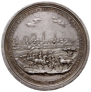 medal z 1754 roku, wybity z okazji 300. rocznicy powrotu Torunia wraz z Prusami Królewskimi do Polski, Aw: Wielki Mistrz Zakonu z orszakiem na tle Zamku Malborskiego, wokoło PRVSSICI FOEDERIS EXECVTIO PER FECIALEM DENVNCIATA MARIENBVRGIA C MCCCCLIV D VI FEBR, Rw: Panorama Torunia z wysadzonym eksplozją zamkiem krzyżackim, wokoło TERCENTVM ANTE ANNOS CRVCIATA THORVNIA NOCTE EXCVSSI EXVLTAT LIBERA FACTA IVGO z ukrytą datą - chronogramem 1754, H-Cz. 2855, Raczyński 410, Vossberg 429, Dutkowski 1923, Slg. Marienburg 9173, srebro 51 mm, 44.75 g, niesygnowany, przypisywany Wernerowi lub Kochowi z Gothy, patyna