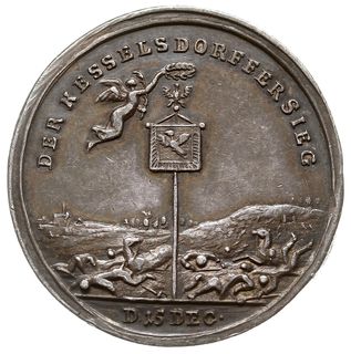 medal autorstwa Jerzego Wilhelma Kittel’a z 1745 roku wybity z okazji bitwy pod Kesselsdorf i pokoju w Dreźnie kończącym II wojnę o Śląsk pomiędzy Prusami i Austrią, Aw: Pole bitwy z wbitym pomiędzy poległymi sztandarem z orłem pruskim, dekorowanym wieńcem przez Wiktorię, łukiem DER KESSELSDORFFER SIEG, w odcinku D 15 DEC, Rw: Geniusz ze sztandarem FRIEDE AVF ERD, lecący nad Dreznem, łukiem BESCHLOS DEN SCHWEREN KRIEG, w odcinku ZU DRESDEN D 25 DEC 1745, F.u.S. 4308, Henckel 1491, Olding 907, srebro 32 mm, 11.94 g, ładnie zachowany, patyna