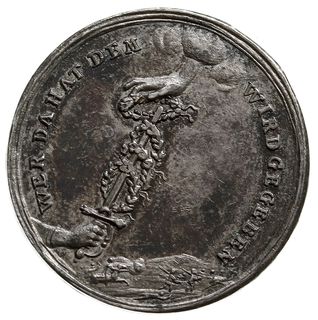 medal autorstwa Jerzego Wilhelma Kittel’a z 1747 roku wybity z okazji bitwy pod Soorą (Sorr), Aw: Dłoń trzymająca uniesiony miecz, z chmur wyłaniająca się prawica, nakładająca wieńce na miecz, w tle scena szarży wojsk pruskich, wokoło WER DA HAT DEM WIRD GEGEBEN, Rw: W kartuszu VICTORIA BEY SORR IN BOEHMEN DVRCH K M I PREVSS VIEL GROESSERE MACHT DER FEINDE HELDENMÜTHIG ERFOCHTEN, w odcinku D 30 SEPT 1775, F.u.S. 4305, Slg Julius 2285 (ale w złocie),  Olding 559a, srebro 29 mm, 8.85 g, patyna