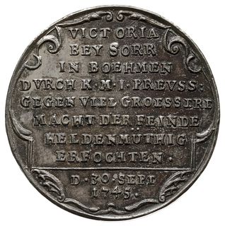 medal autorstwa Jerzego Wilhelma Kittel’a z 1747 roku wybity z okazji bitwy pod Soorą (Sorr), Aw: Dłoń trzymająca uniesiony miecz, z chmur wyłaniająca się prawica, nakładająca wieńce na miecz, w tle scena szarży wojsk pruskich, wokoło WER DA HAT DEM WIRD GEGEBEN, Rw: W kartuszu VICTORIA BEY SORR IN BOEHMEN DVRCH K M I PREVSS VIEL GROESSERE MACHT DER FEINDE HELDENMÜTHIG ERFOCHTEN, w odcinku D 30 SEPT 1775, F.u.S. 4305, Slg Julius 2285 (ale w złocie),  Olding 559a, srebro 29 mm, 8.85 g, patyna