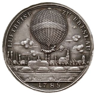 niesygnowany medal z 1789 roku poświęcony przelotowi balonem nad Wrocławiem przez Jean Pierre François Blancharda, Aw: Popiersie w lewo, LUFTSCHIFFER M. BLANCHARD, Rw: Lecący nad Odrą i miastem balon, z kosza pod balonem wychylający się lotnik ze sztandardem z orłem ślaskim, u góry LUFTREISE ZU BRESLAU, w odcinku 1789, F.u.S. 4539, srebro 29 mm, 6.64 g, pięknie zachowany, patyna