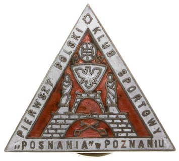 odznaka Klubu Sportowego Posnania, jednoczęściowa w kształcie trójkąta równoramiennego emaliowanego na stronie głównej białą i czerwoną emalią. Na jej tle napis PIERWSZY POLSKI KLUB SPORTOWY POSNANIA W POZNANIU. Nazwa obowiązywała od 7 stycznia 1913 roku, kiedy to KS Normania została przemianowana na „Pierwszy Polski Klub Sportowy Posnania”, tombak srebrzony 23 x 27 mm, nakrętka sygnowana PENDOWSKI POZNAŃ, rzadka