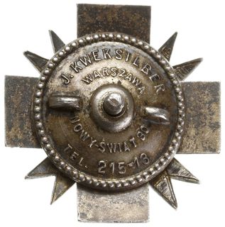 odznaka 5 Pułku Ułanów Zasławskich - Ostrołęka, równoramienny krzyż pokryty karmazynową emalią. Na środku orzeł okolony srebrnym wieńcem laurowym. Od wieńca odchodzą cztery proporczyki pokryte białą, czerwoną i chabrową emalią. Na ramionach daty 1931 1917. Odznaka dwuczęściowa, łączona czterema drutami, tombak srebrzony 39 x 39 mm, nakrętka wykonana z kontrą i sygnowana J.Kweksilber, Sawicki/Wielechowski ss 170-172, niewielkie uszkodzenie emalii, rzadka