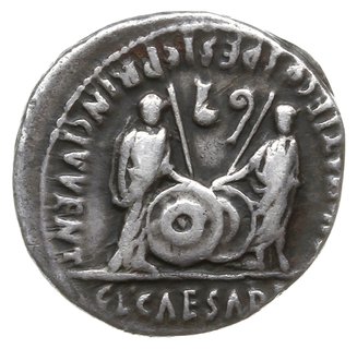 denar 2 p.n.e. - 4 n.e., Lugdunum (Lyon), Aw: Popiersie cesarza w prawo, CAESAR AVGVSTVS DIVI F PATER PATRIAE, Rw: Dwaj adopcyjni synowie cesarza Gajusz i Lucjusz stojący na wprost przy tarczach i włóczniach, AVGVSTI F COS DESIG PRINC IVVENT, w odcinku C L CAESAR[ES], RIC 210, C. 43, BMC 540, srebro 3.69 g, patyna
