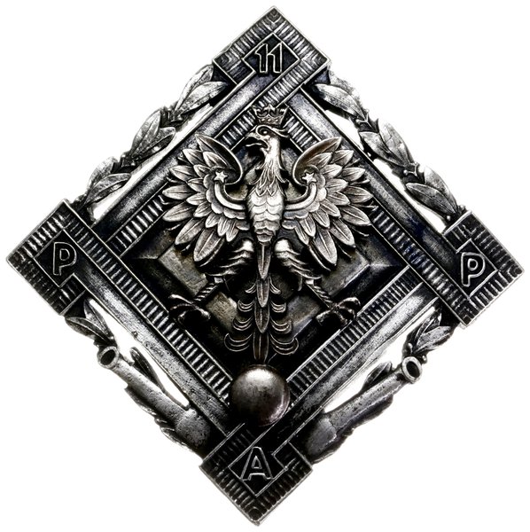 pamiątkowa odznaka żołnierska 11. Karpackiego Pułku Artylerii Polowej - Stanisławów, odznaka dwuczęściowa  (Orzeł łączony trzema nitami), na stronie odwrotnej imiennik IK, tombak srebrzony 37 x 37 mm,  Sawicki/Wielechowski s. 246, bez nakrętki