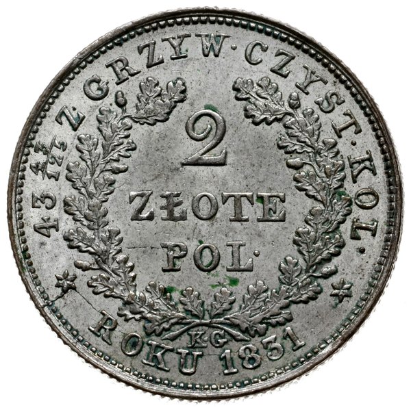 pamiątkowe pudełko z monetami Powstania Listopadowego oklejone ozdobnym papierem koloru zielonego z wytłoczonym złotym napisem 1831 i ozdobną ramką wokół krawędzi pudełka, we wnętrzu pudełka w zagłębieniach monety