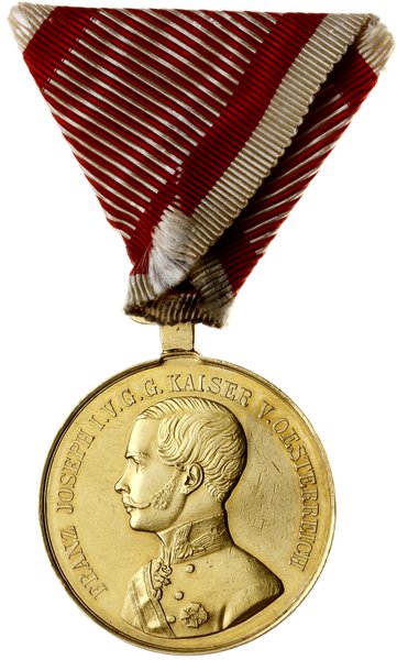 Złoty Medal Waleczności -Goldene Tapferkeitsmedaille, wersja z lat 1859-1866, (krótki okres nadań), wybity w złocie próby dukatowej 0,986. Na uszku punce złota wykonane w polskim urzędzie probierczym, waga 27,9 grama (8 dukatów), oryginalna wstążka. Medal ustanowiony 19 lipca 1789 przez cesarza Józefa II, do 1917 mógł być nadawany jedynie żołnierzom i podoficerom. Od 15 września 1917 nadawano złoty i srebrny medal także oficerom. Ekstremalnie rzadka wersja. Katalog odznaczeń austriackich. A. Marko pozycja nr 223