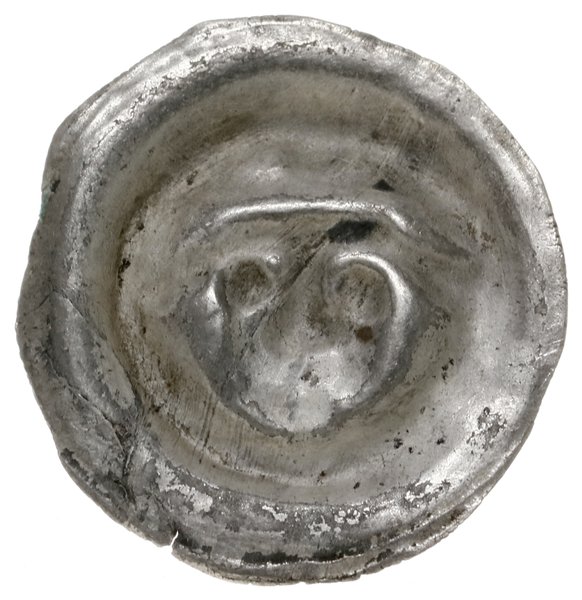 brakteat, XIII w.; Głowa na wprost, w czapce lub