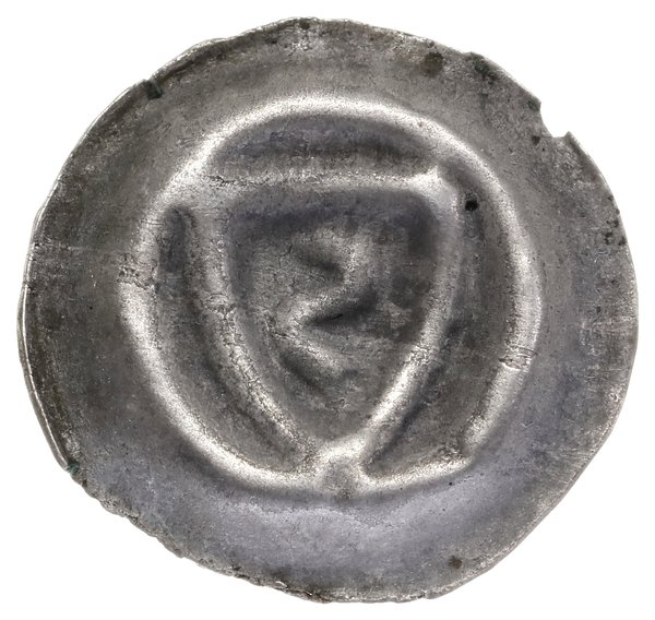 Brakteat, XIII–XIV w.; Ostrołukowa tarcza na któ