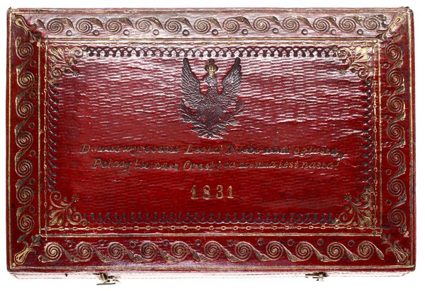 Pamiątkowe pudełko z Powstania Listopadowego z 1831, oklejone ozdobnym papierem koloru wiśniowego z wytłoczonym Orłem i napisem “DAWNE WYROCZNIE LECHA NIEBO NAM OGŁASZA, POLACY ! TO NASZ ORZEŁ ! TA ZIEMIA JEST NASZA ! 1831”, całość ozdobiona ramkami wokół krawędzi pudełka