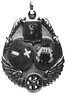 znaczek Kolei Warszawsko-Wiedeńskiej, wykonany w kształcie łezki, na brzegach daty 1845.1848.1857,1862(budowa kolejnych odcinków), złoto i srebro emaliowane, 40,0 x 28,0 mm, 23,21 g.