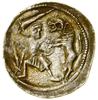 Denar, (1138–1146); Aw: Książę na tronie z mieczem w dłoni, obok stojący giermek podający jabłko  ..