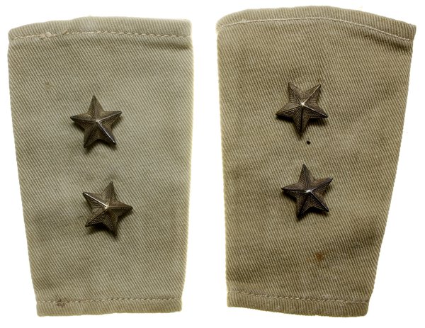 Zestaw 2 podkładek z oznaką Poland oraz oznaką honorową 8. Armii Brytyjskiej (tzw. tarcza krzyżowców) i 2 pochewek na naramiennik ze stopniem porucznika