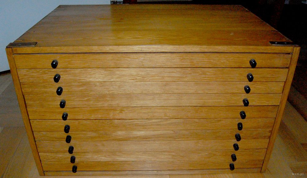 Polska, Drewniana szafka numizmatyczna z 10 szufladkami.Każda szufladka ma moźliwo..