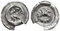 brakteat XIII w., paw w lewo, ze złożonymi skrzy
