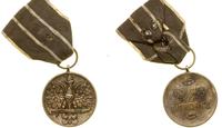 Medal Wojska od 1945, Orzeł stojący na tasaku, n