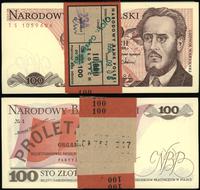 paczka banknotów 100 x 100 złotych z banderolą N